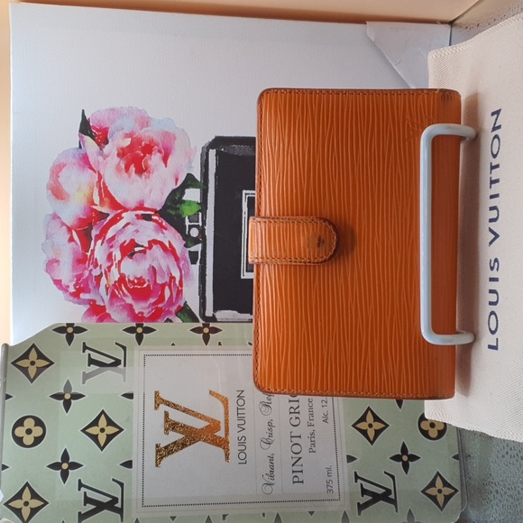 LOUIS VUITTON EPI YELLOW KISSLOUCK 💛 ✨️ - Picture 2 of 8